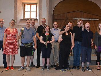 Die beiden Präsidenten der Lionsclubs Bad Kissingen und Bad Neustadt freuten sich gemeinsam mit den Akteuren der Theatergruppe. Sie sind Garant dafür, dass das Theaterprojekt für die nächsten zwei Jahre finanziell abgesichert ist. Unser Bild zeigt die Theatergruppe mit (links)  Michael Nowotny (stellvertretender Gesamtleiter Maria Bildhausen) und Anne Maar (Geschäftsführerin Theater Maßbach), sowie die Lions-Präsidenten Stefan Kritzer (Bad Neustadt) und  Michael Kugler (Mitte).  Hanns Friedrich