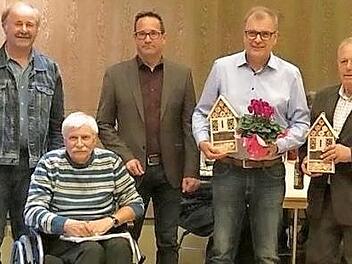 Stolz auf ihre Auszeichnung bei der "Ökologie im Garten" können Bruno Hahn und Matthias Lutz (v.re) sein. Es gratulierten von links Kreisvorsitzender Fritz Pohl, Ortsvorsitzender Edgar Bärenz und Stadtrat Kersten Schöttner. Foto: Gartenbauverein Wallenfels