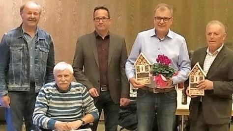 Stolz auf ihre Auszeichnung bei der "Ökologie im Garten" können Bruno Hahn und Matthias Lutz (v.re) sein. Es gratulierten von links Kreisvorsitzender Fritz Pohl, Ortsvorsitzender Edgar Bärenz und Stadtrat Kersten Schöttner. Foto: Gartenbauverein Wallenfels