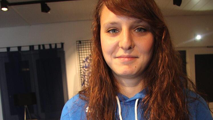 Elena Dehmer jonglierte vor der alten Schmiede.Richard Sänger