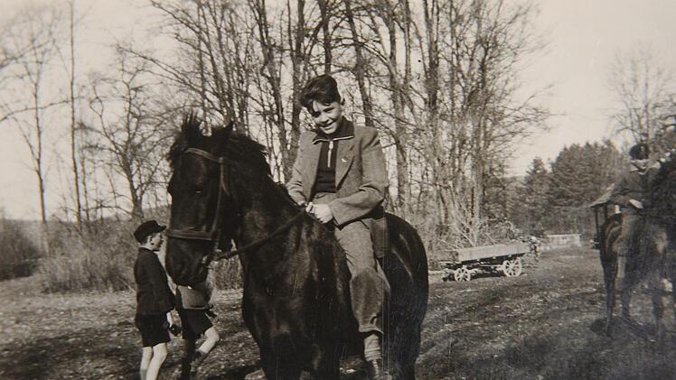 Neben Schwimmen und Wandern gehörte auch das Reiten zur Freizeitbeschäftigung der Hamburger Jungen in Oberau - hier Günter Wieske.Album von Günter Wieske