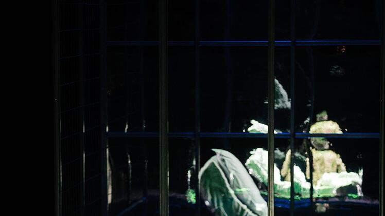 "Masse Mensch Macht": Stephan Kaluzas Schauspiel "30 Keller" feierte Premiere am Landestheater Coburg.Foto: Sebastian Buff