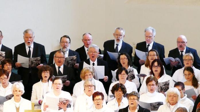 Die Sängervereinigung Bad Rodach und die Stadtkantorei Hildburghausen führten das Passionsoratorium "O Seele, deren Sehnen" in der Johanniskirche auf.Foto:  Achim Young