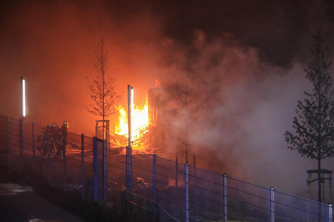Feuer-Inferno in der Nacht: Brand auf Firmengelände im Kreis Bamberg