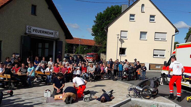 nbetriebnahme des externen Defibrillators in Seubrigshausen.Marco Hornung