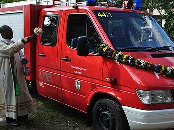 Kaplan Ferdinand Mba segnete nach dem Gottesdienst das neuen Tragkraftspritzenfahrzeug der Feuerwehr Rabelsdorf. Foto: Simon Albrecht
