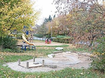 Der Spielplatz neben der Sommerwiese soll bleiben, der Bereich dahinter k&ouml;nnte Festplatz werden, und "Mehrgenerationenwohnen" sollte in der Beiersdorfer Ortsmitte auch vorgesehen werden. Das sind die W&uuml;nsche der Beiersdorfer an einen neuen Bebauungsplan f&uuml;r diesen Bereich. Der jetzt g&uuml;ltige Plan sieht noch einen Kindergarten vor, doch der hat sich erledigt. Foto: Simone Bastian