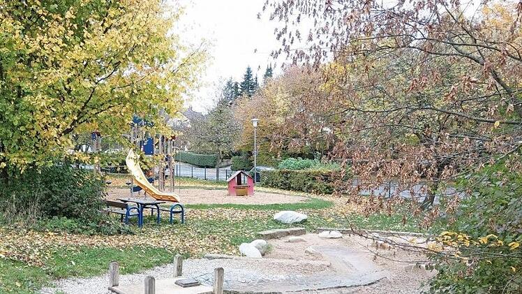 Der Spielplatz neben der Sommerwiese soll bleiben, der Bereich dahinter k&ouml;nnte Festplatz werden, und "Mehrgenerationenwohnen" sollte in der Beiersdorfer Ortsmitte auch vorgesehen werden. Das sind die W&uuml;nsche der Beiersdorfer an einen neuen Bebauungsplan f&uuml;r diesen Bereich. Der jetzt g&uuml;ltige Plan sieht noch einen Kindergarten vor, doch der hat sich erledigt. Foto: Simone Bastian