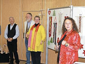 Die Leiterin des Klöppelmuseums, Beate Agten, spricht bei der Ausstellungseröffnung. Foto: Michael Wunder