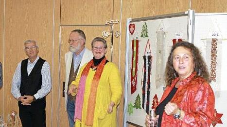 Die Leiterin des Klöppelmuseums, Beate Agten, spricht bei der Ausstellungseröffnung. Foto: Michael Wunder