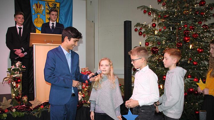 Viele Wünsche gaben die  Schüler- und Klassensprecher der neuen Rektorin mit auf ihren weiteren  beruflichen Lebensweg. Foto: Stephan Stöckel