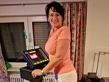 Monika Engelhardt hält sich während des Lockdowns mit ihrem  Profi-Stepper fit. Foto: pr