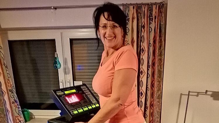 Monika Engelhardt hält sich während des Lockdowns mit ihrem  Profi-Stepper fit. Foto: pr