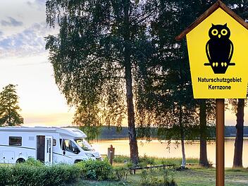 Wildcampern m&ouml;chten die Rh&ouml;n GmbH und Stefan Kn&uuml;ttel mit einer Website einen Riegel vorschieben. Gelingen soll das mit einem umfassenden Stellplatzangebot. Fotos: stock.adobe.com / Montage: Dagmar Klumb