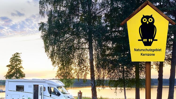 Wildcampern m&ouml;chten die Rh&ouml;n GmbH und Stefan Kn&uuml;ttel mit einer Website einen Riegel vorschieben. Gelingen soll das mit einem umfassenden Stellplatzangebot. Fotos: stock.adobe.com / Montage: Dagmar Klumb