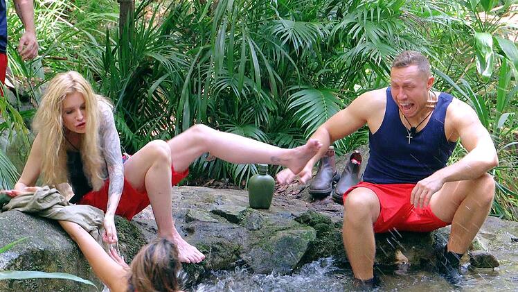 "Hoffentlich falle ich nicht", sagte Eva Benetatou noch - und rutschte sofort aus und plumpste in den Dschungelweiher. Aber: nix Ernstes passiert.