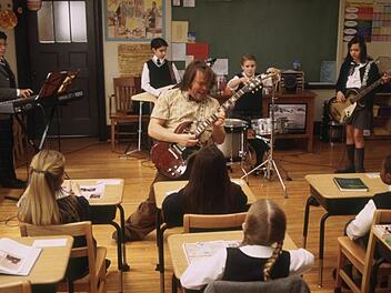 Mit seiner unkonventionellen Art gelingt es Dewey Finn (Jack Black, Mitte), seine Klasse f&uuml;r das Projekt "Rockband" zu gewinnen.