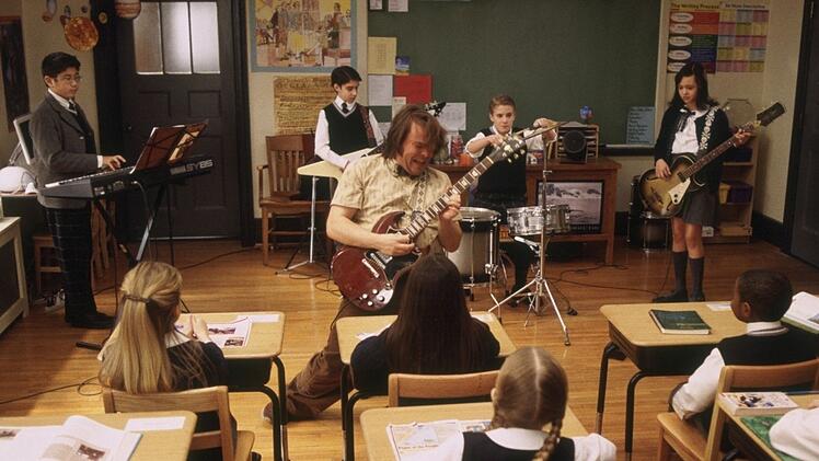 Mit seiner unkonventionellen Art gelingt es Dewey Finn (Jack Black, Mitte), seine Klasse f&uuml;r das Projekt "Rockband" zu gewinnen.