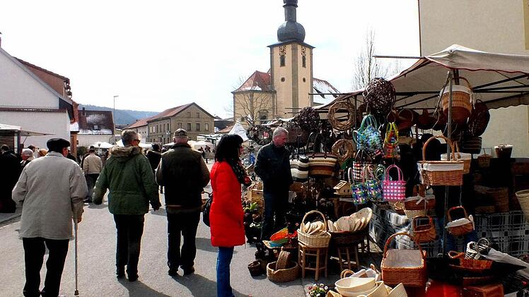 Rund um die Pfarrkirche fand der Sander Korb- und Weinmarkt statt.