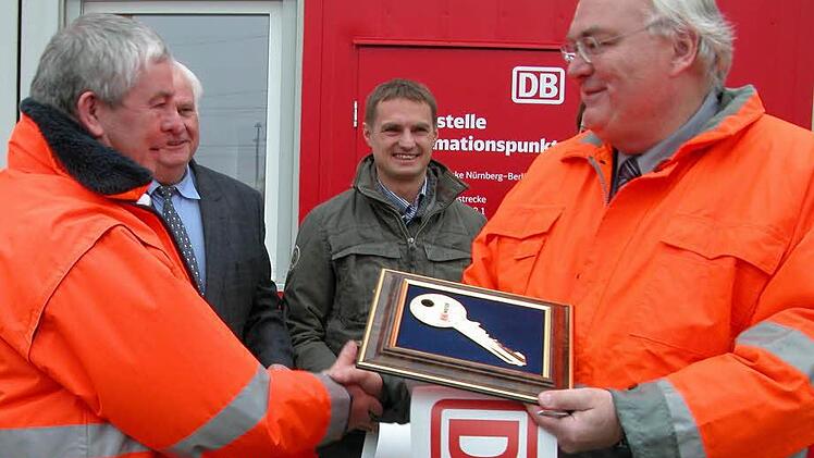 Hans-Peter Weißflog ist Hausherr für die DB-Informationsstellen Eierberge und Breitengüßbach. Symbolisch übergibt ihm Projektleiter Dieter Thormann (rechts) die Schlüsselgewalt.