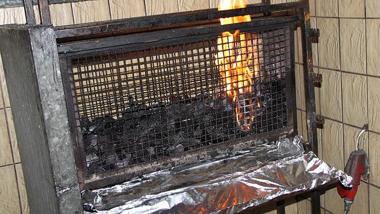 Dann entzündet sie den Grill der Marke Eigenbau, den der Vater selbst gebaut hat.