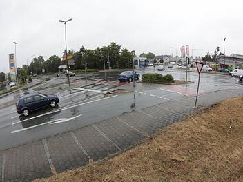 Ein Gutachten empfiehlt: An der Kreuzung Äußere Nürnberger Straße/Hafenstraße/Hans-Böckler-Straße sollte ein Kreisverkehr entstehen, um den Verkehr sicherer und flüssiger zu machen. Foto: Josef Hofbauer