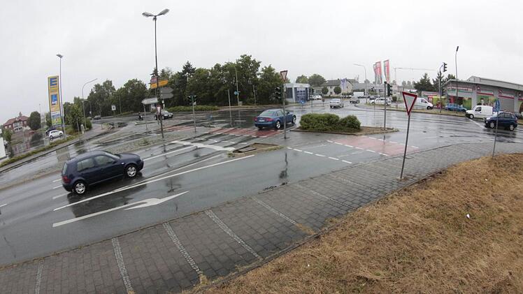 Ein Gutachten empfiehlt: An der Kreuzung Äußere Nürnberger Straße/Hafenstraße/Hans-Böckler-Straße sollte ein Kreisverkehr entstehen, um den Verkehr sicherer und flüssiger zu machen. Foto: Josef Hofbauer