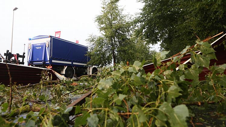 Blitz, Donner, Regen, Hagel: Die Unwetter in Oberfranken haben zahlreiche Bäume entwurzelt, Häuser abgedeckt und Straßen überflutet. Mehrere Keller liefen voll Wasser. Feuerwehr und THW waren mit bis zu 50 Einsätzen beschäftigt. Foto: News5/Herse