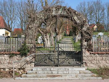 Das Eingangstor zum Sambacher Friedhof ist baufällig und muss saniert werden.  Fotos: Evi Seeger