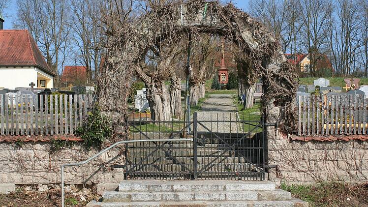 Das Eingangstor zum Sambacher Friedhof ist baufällig und muss saniert werden.  Fotos: Evi Seeger