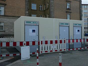 Seit Dienstag steht der Toilettencontainer neben dem Lichtenfelser Bahnhof. Benutzt werden kann er voraussichtlich ab nächster Woche.