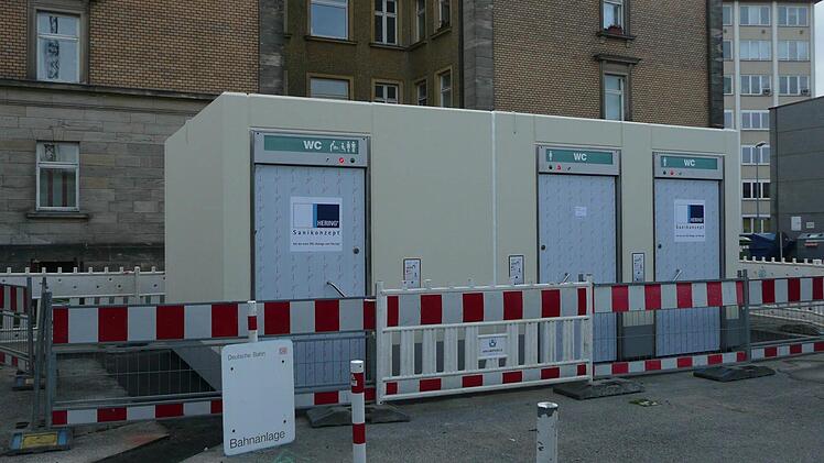 Seit Dienstag steht der Toilettencontainer neben dem Lichtenfelser Bahnhof. Benutzt werden kann er voraussichtlich ab nächster Woche.