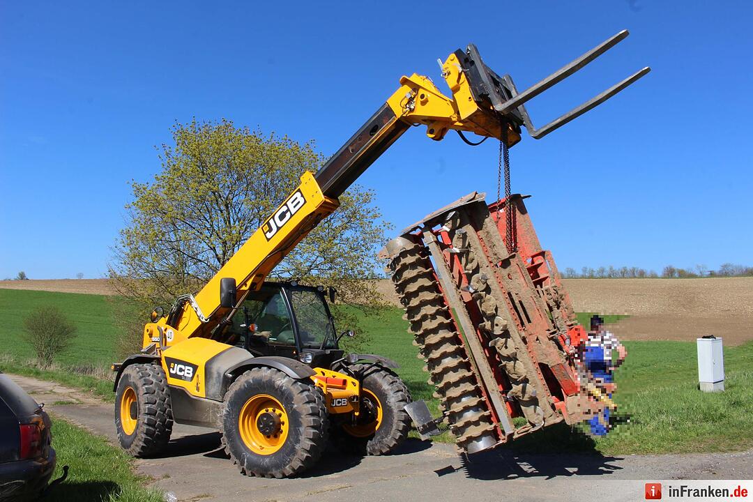 Traktor überschlägt sich bei Lankendorf - Fahrer schwer verletzt