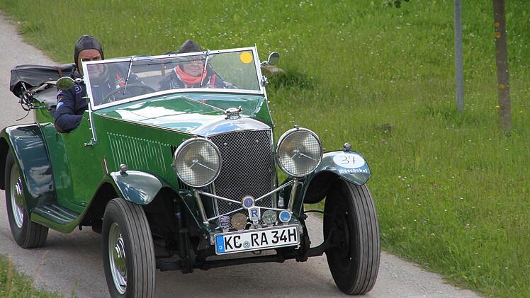 Die etwas betagteren Oldtimer kamen über den Buchwald auf die Plassenburg gefahren. Diese Teilnehmer aus Kronach fahren einen englischen Railton aus den 30er Jahren des vorigen Jahrhunderts.