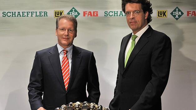 Da gab es noch Eintracht: Der damalige Konzernchef J&uuml;rgen Gei&szlig;inger (links) und sein damaliger Finanzvorstand Klaus Rosenfeld (heute Konzernchef) im Jahr 2010 vor einer Pressekonferenz. Foto: Peter Kneffel, dpa