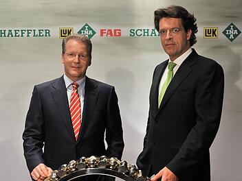 Da gab es noch Eintracht: Der damalige Konzernchef Jürgen Geißinger (links) und sein damaliger Finanzvorstand Klaus Rosenfeld (heute Konzernchef) im Jahr 2010 vor einer Pressekonferenz. Foto: Peter Kneffel, dpa