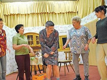 Klaus-Rüdiger, Sommerfrischler auf dem Hof, ist ausquartiert und wird von Irmi (Karola Rüttiger) und Anni (Monika Nowak) deshalb ganz schön verspottet.  Foto: Evelyn Schneider
