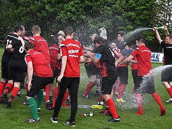 Nur ein Jahr dauerte das Gastspiel des FC Reichenbach in der Kreisklasse 2: Die Teutonen kehren als Meister wieder in die Kreisliga zurück. Fotos: Hopf