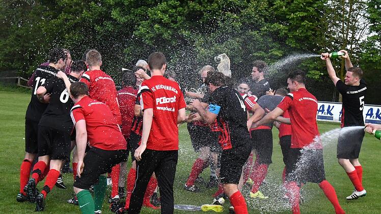 Nur ein Jahr dauerte das Gastspiel des FC Reichenbach in der Kreisklasse 2: Die Teutonen kehren als Meister wieder in die Kreisliga zurück. Fotos: Hopf