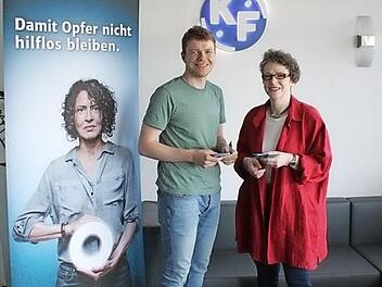 Außenstellenleiterin Friedrike Recktenwald vom "Weißen Ring" mit Fabian Herbst, dem Referenten der Geschäftsführung der Firma Konrad Friedrichs  Foto: Werner Reißaus