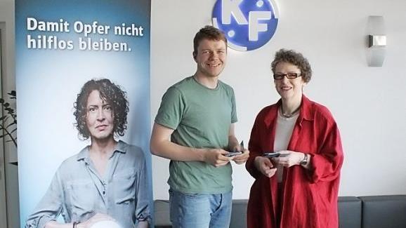 Außenstellenleiterin Friedrike Recktenwald vom "Weißen Ring" mit Fabian Herbst, dem Referenten der Geschäftsführung der Firma Konrad Friedrichs  Foto: Werner Reißaus