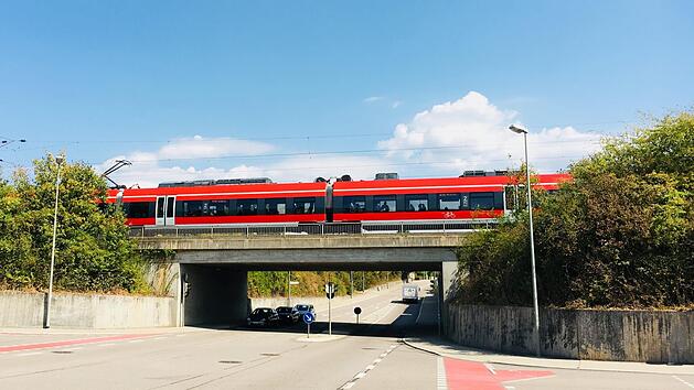 Hirschaid: Trucker ignoriert alle Warnzeichen und bleibt an Br&uuml;cke h&auml;ngen