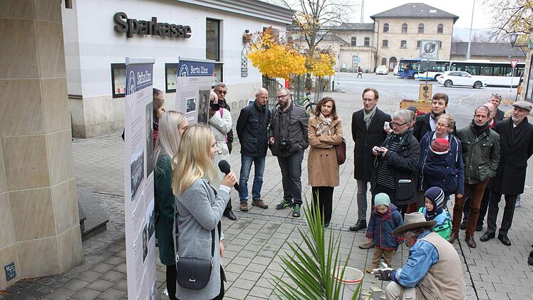 In Sichtweite des Bahnhofs befindet sich die einstige Villa der Unternehmerfamilie Zinn. Zwei Schülerinnen des Meranier-Gymnasiums berichteten über das Schicksal von Berta und Stefan Zinn.