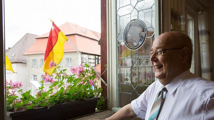 Einer, der nie seinen Humor verlor: Franz Stumpf -  wie ihn viele Forchheimer in Erinnerung behalten werden - beim  Blick  aus der Amtsstube auf die Innenstadt. Foto: Archiv
