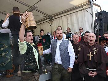 Es ist geschafft: Bürgermeister Maximilian Neeb hat das Bierfass angestochen, sein Vorgänger Martin Mittag (Mitte) hat ihn dabei unterstützt. Jetzt kann der Probeschluck genossen werden. Foto: Michael Stelzner