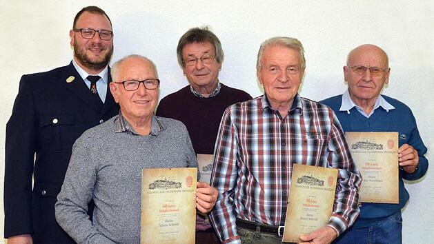 Kommandant Michael Nauth gratulierte Alfons Schmitt, Otto Kauper, Rudolf Schmidt und Oskar Reitelbach. Foto: Peter Rauch