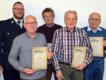 Kommandant Michael Nauth gratulierte Alfons Schmitt, Otto Kauper, Rudolf Schmidt und Oskar Reitelbach. Foto: Peter Rauch