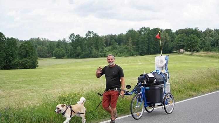 Mario Dehringer läuft um die Welt und pflanzt Bäume zur Erinnerung. Die Tour 2020 startet in Coburg. Foto: privat