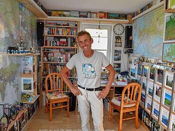 Weltkarten, Mitbringsel von seinen Radtouren und jede Menge Schl&uuml;mpfe zieren J&uuml;rgen P&ouml;hlmanns Arbeitszimmer. Hier plant er seine Touren.  Foto: Ronald Rinklef
