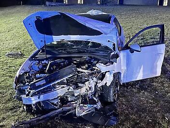 Zwei Autos – ein Audi und ein Skoda – wurden bei dem Zusammenstoß komplett demoliert. Die Insassen kamen laut Polizei mit mittelschweren Verletzungen davon.